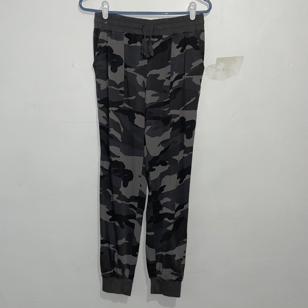 Size S Women’s Splendid Grey Camo Jogger Sweatpants